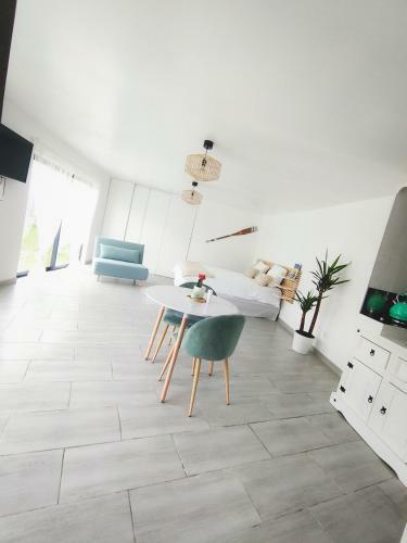 Hostal �meraude