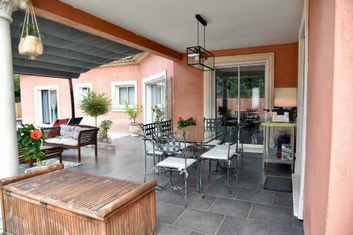 Villa Moderne Avec Piscine � Peymeinade