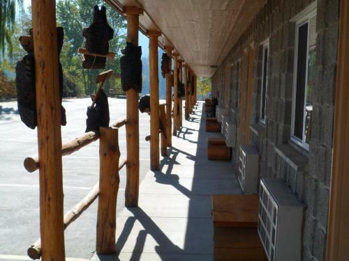 Eagle's Nest Motel