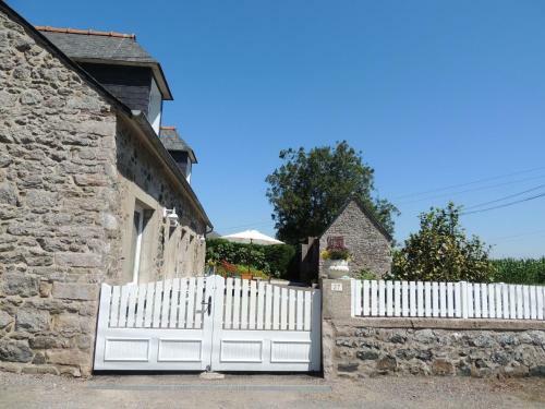 Cozy Holiday Home In Plurien, With Rural Charm!