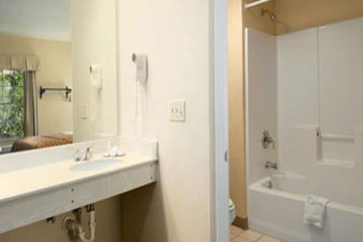 Hotel Baymont Inn & Suites - Jacksonville