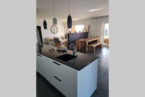 Villa Individuelle Avec Piscine Priv�e Chauff�e Proche Commerces Et Plage