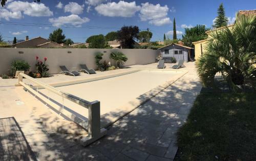 Maison Proven�ale Avec Piscine � Pourri�res