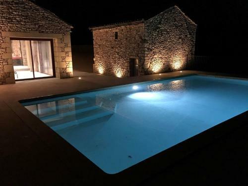 Majestic Holiday Home In Prats-du-p�rigord With Pool