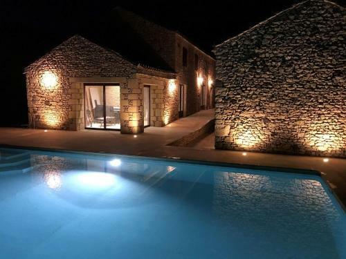 Majestic Holiday Home In Prats-du-p�rigord With Pool
