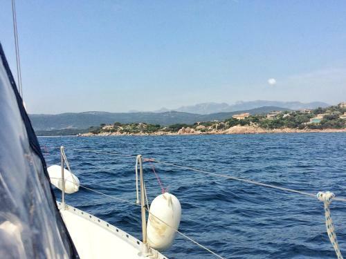 Seuls � Bord D'un Voilier