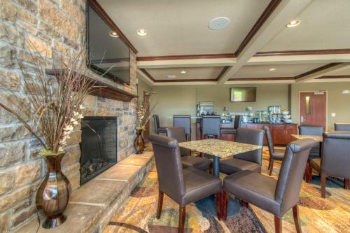 Hotel Cobblestone Inn And Suites
