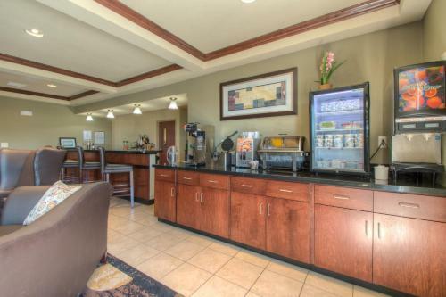 Hotel Cobblestone Inn And Suites