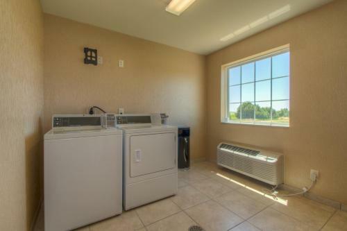 Hotel Cobblestone Inn And Suites