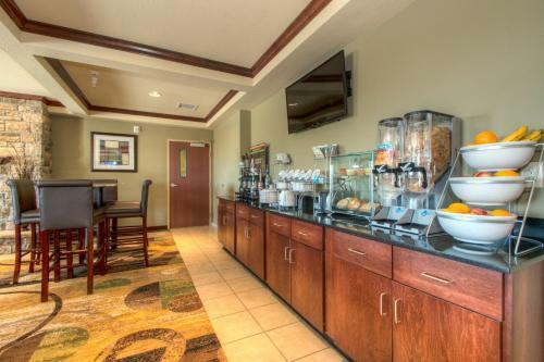 Hotel Cobblestone Inn And Suites