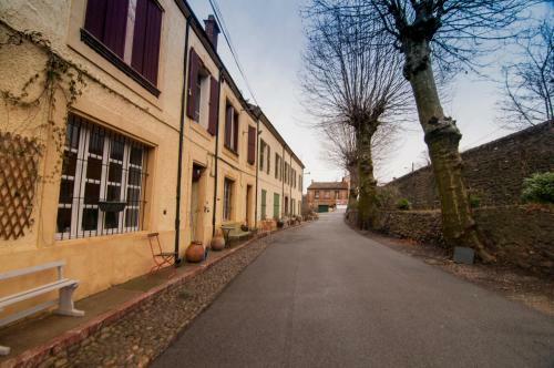 Ria Sirach Apartments