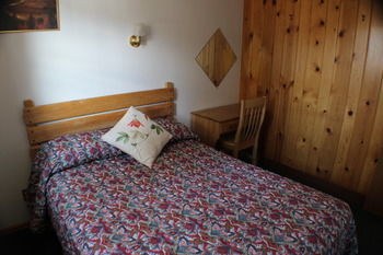 Motel Lone Eagle Lodge And Snowmobile Rental