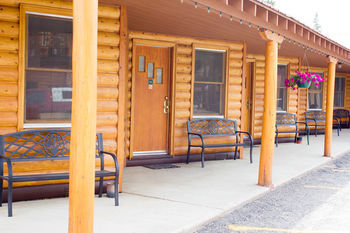 Motel Lone Eagle Lodge And Snowmobile Rental
