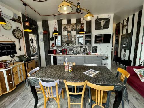 Charming Atypical 3 Bedroom Apartment