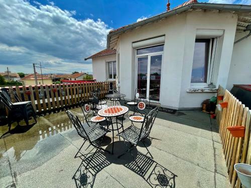 Charming Atypical 3 Bedroom Apartment