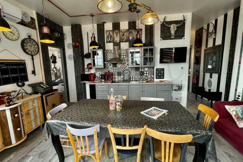 Charming Atypical 3 Bedroom Apartment