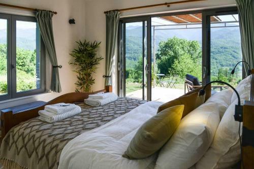 Luxury Countryside Cottage With Mountain Views