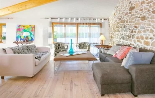 Stunning Home In Roussines With Wifi And 3 Bedrooms