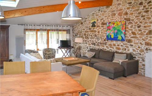 Stunning Home In Roussines With Wifi And 3 Bedrooms