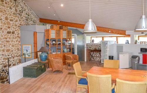 Stunning Home In Roussines With Wifi And 3 Bedrooms