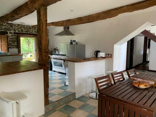 Grande Maison En Pierre, Calme, Jardin Arbor�.