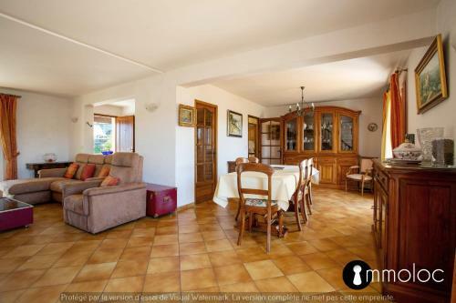 4 Bedroom House With Air Conditioning And Garden