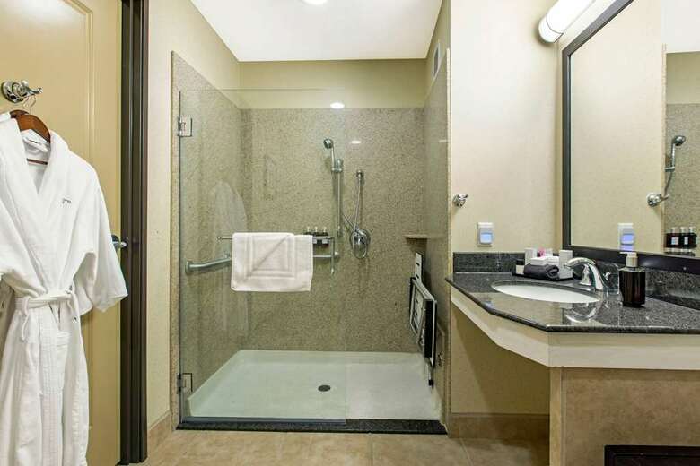 The Oaks Hotel & Suites