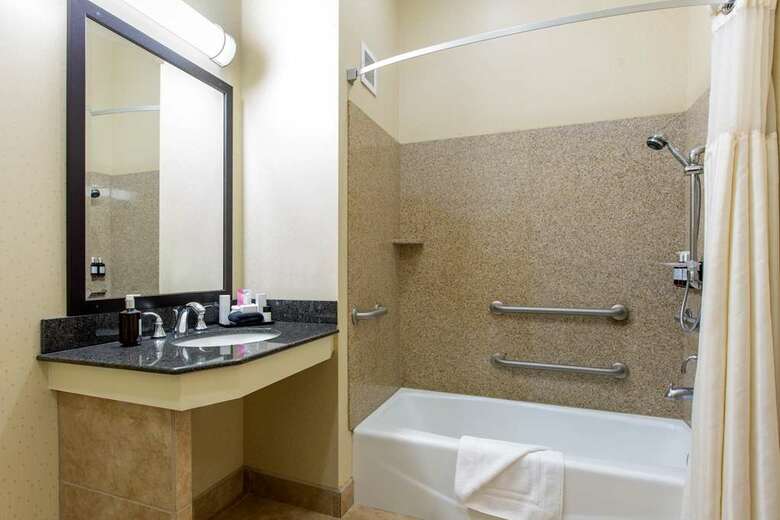 The Oaks Hotel & Suites