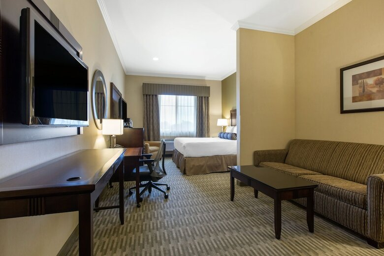 The Oaks Hotel & Suites