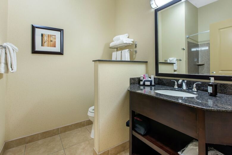 The Oaks Hotel & Suites