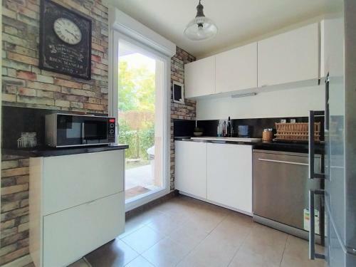 Chic And Spacious Apart With Terrace And Parking