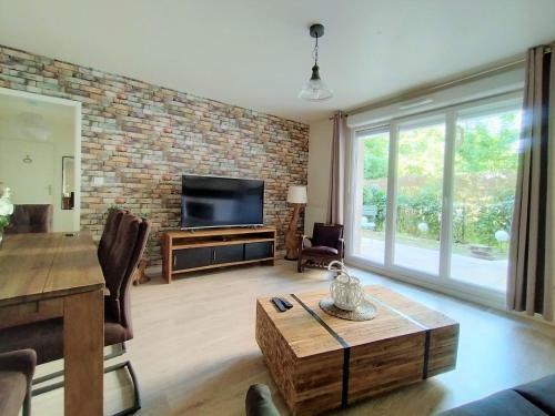 Chic And Spacious Apart With Terrace And Parking