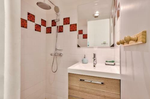 Chic And Spacious Apart Near Paris