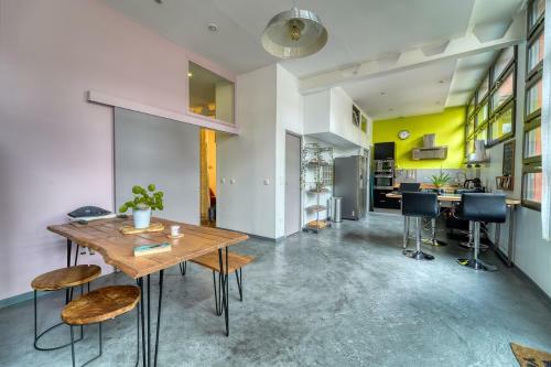 Chic And Spacious Apart Near Paris