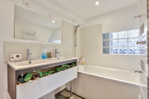 Chic And Spacious Apart Near Paris