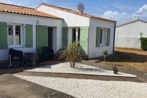 Large House With Garden In Sainte-marie-de-r�