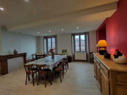 G�te Saint-haon-le-ch�tel, 4 Pi�ces, 10 Personnes - Fr-1-496-252