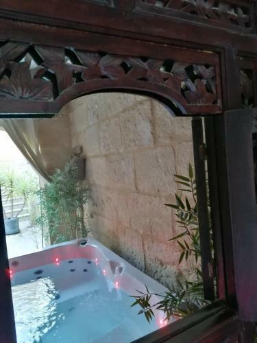 Hostal Chambre Maison En Pierre Jacuzzi