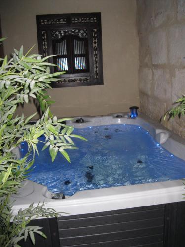 Hostal Chambre Maison En Pierre Jacuzzi