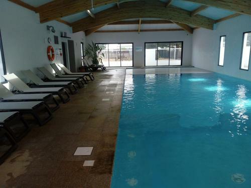 Un Cottage Version Moderne, Dans Un Domaine Avec Piscine