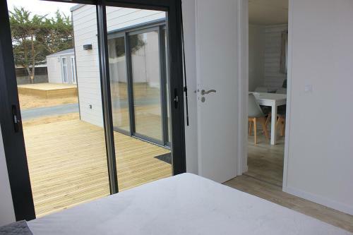 Un Cottage Version Moderne, Dans Un Domaine Avec Piscine