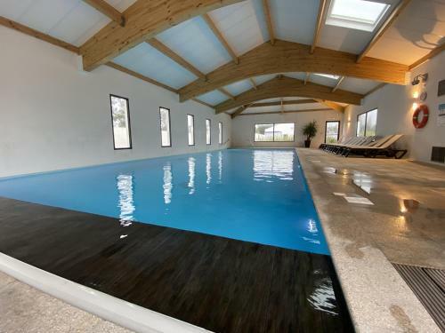 Un Cottage Version Moderne, Dans Un Domaine Avec Piscine
