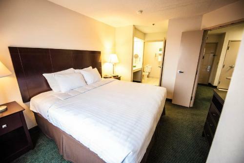 Hotel Greystone Inn & Suites