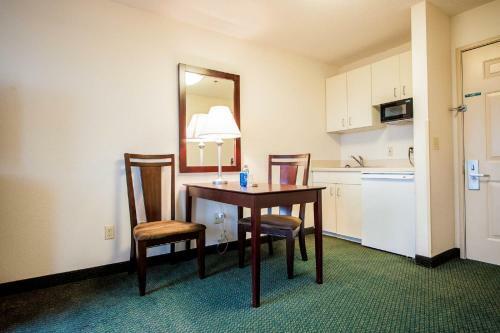 Hotel Greystone Inn & Suites