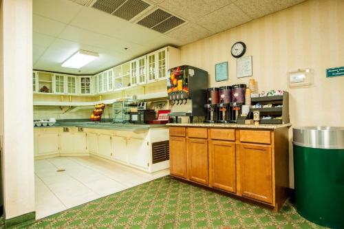 Hotel Greystone Inn & Suites