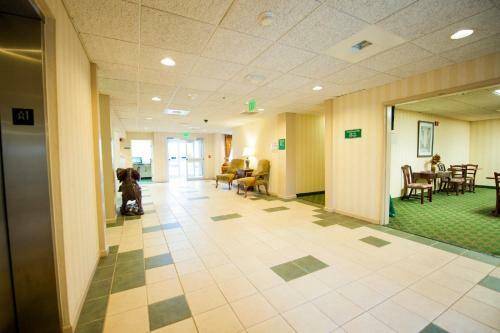 Hotel Greystone Inn & Suites