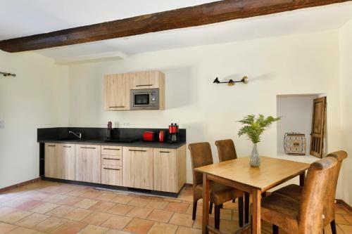 Hostal Les Jardins De Falgui�re