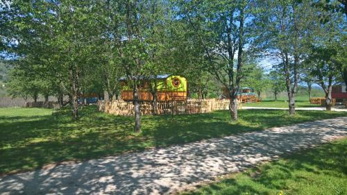 Hostal Roulottes Au Pied Du Vercors