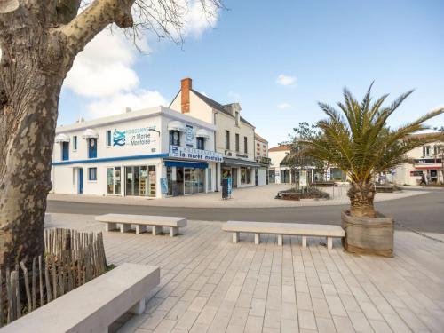 Inviting Holiday Home In Saint-jean-de-monts With Terrace