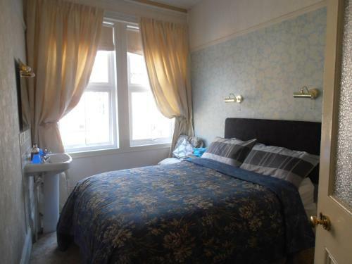 Hostal Riverside Guest House